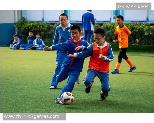 中国足球球星走进校园引发热烈反响 学生们热情参与感受足球魅力 中国足球球星走进校园引发热烈反响 学生们热情参与感受足球魅力