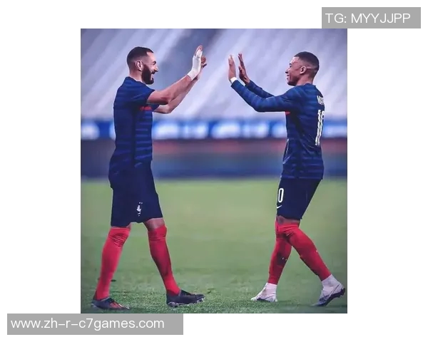 姆巴佩帅气照片曝光展现球场王者风范引发球迷热烈追捧 姆巴佩帅气照片曝光展现球场王者风范引发球迷热烈追捧